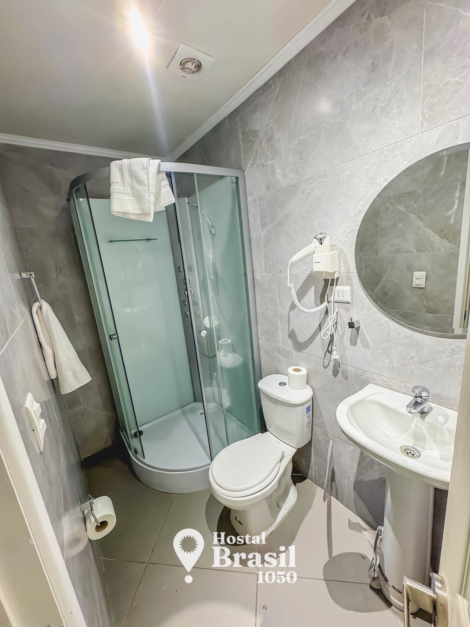 Baño privado con cabina de ducha Hostal Brasil